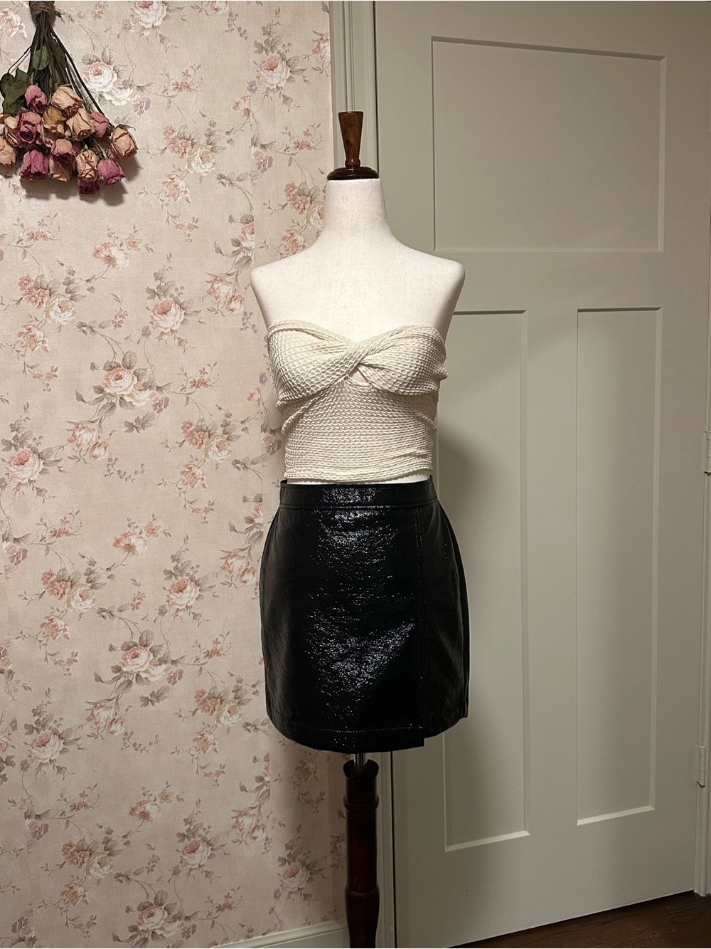 Aritzia Mini Skirt Wilfred Black Crinkled Faux Leather Vinyl Size 4